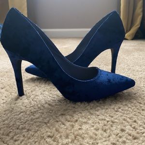 Blue pumps